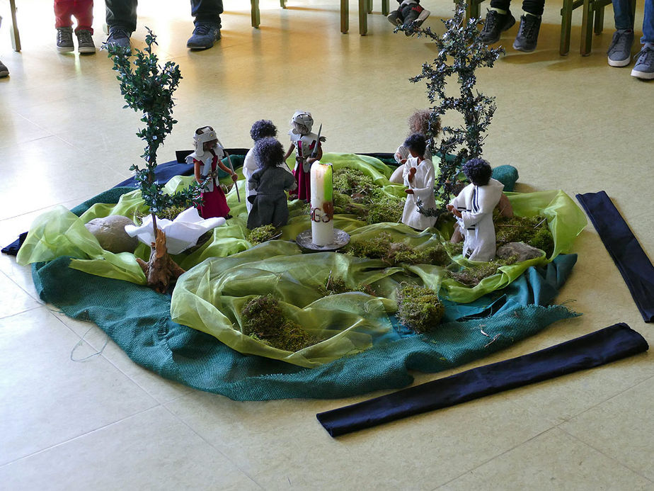 Kinderkarfreitagsliturgie im Gemeindezentrum (Foto: Karl-Franz Thiede)